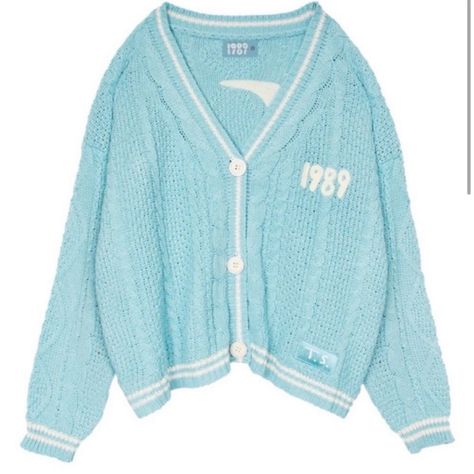 I Am Selling A Brand New And Never Used Authentic Taylor Swift 1989 Cardigan In The Size Xs/S. The Perfect Merch For The Ultimate Taylor Swift Fan! 1989 Cardigan, Taylor Swift Store, Taylor Swift Blue, Cardigan Azul, Casual Cardigan Sweater, 1989 Taylor's Version, Cardigan Y2k, Cardigan Vintage, Slouchy Style