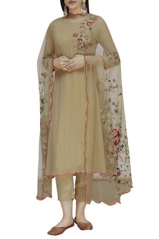 Simple Suits, Beige Kurta, Designer Punjabi Suits, Miroslava Duma, Pakistani Dresses Casual, Pakistani Fashion Party Wear, Cotton Kurti Designs, Suits Design, Kurta Designs Women