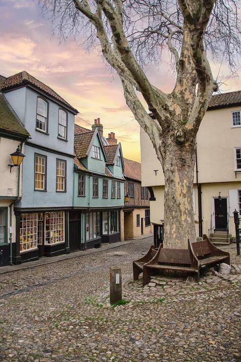 Elm Hill in Norwich, Norfolk🌸 Beautiful photo by LundonLens Norwich Market, Architecture Reference, Norwich England, Timber Frame Building, Live Drawing, Posters Uk, Norwich Norfolk, English Village, Norwich City