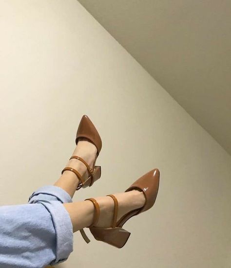 Uploaded by Panda Salvaje. Find images and videos about fashion, aesthetic and shoes on We Heart It - the app to get lost in what you love. Haine Diy, Dr Shoes, Shoe Inspo, Stil Inspiration, Aesthetic Shoes, Mode Inspo, 여자 패션, 가을 패션, Pretty Shoes