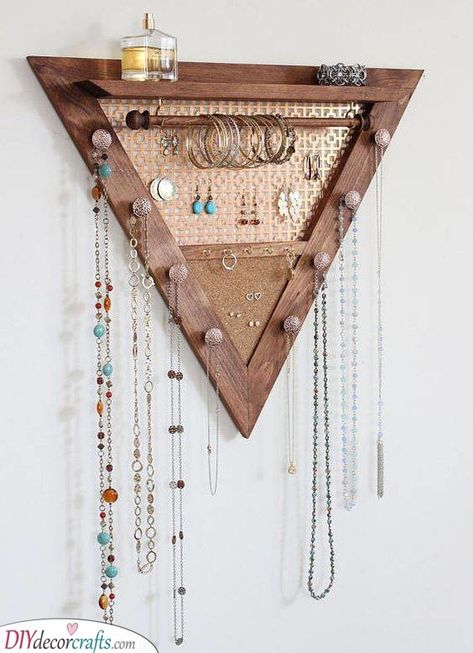 A Gorgeous Triangle - Bohemian and Modern Atmosphere Jewerly Organizer, Vintage Jewelry Diy, Triangle Jewelry, Diy Jewelry To Sell, Mirror Frame Diy, Organizer Diy, Diy Jewelry Rings, Triangle Wall, Jewelry Organizer Wall