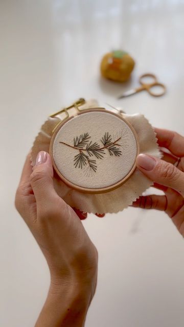 Simple Embroidery Ornaments, Embroidery New Year, Different Embroidery Techniques, Diy Christmas Embroidery, Mini Christmas Embroidery, Christmas Embroidery Simple, Simple Christmas Embroidery Designs, Diy Embroidery Gift Ideas, Embroidered Ornaments Diy