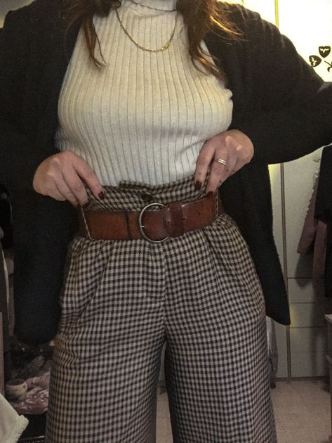 Outfit Winter 2020 #winteroutfit2020 #winter #autumn #fallwinteroutfit #tartan #tartantrousers #tartanpants #pants #winterpants #wintertartan #winterwear #italianstyle #vintageoutfit #vintageallure #vintage #retro #vintagestyle Checkered Pants Outfit Winter, Vintage Slacks Outfit, Chequered Trousers Outfit, Plaid Pants Outfit Aesthetic, Brown Houndstooth Pants Outfit, Plaid Pants Aesthetic, Plaid Slacks Outfit, Checker Pants Outfit, Brown Checkered Pants Outfit