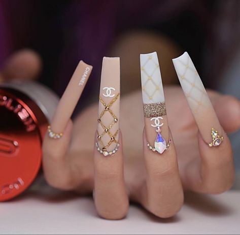 Chanel Nails Design, Gucci Nails, Ombre Acrylic, Luminous Nails, Chanel Nails, Gold Glitter Nails, Classy Nail Designs, Nail Design Inspiration, Nails Design With Rhinestones