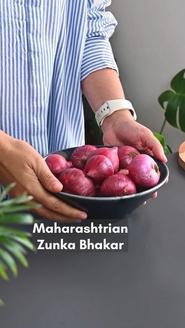 Maharashtrian House, Zunka Recipe, Kashmiri Chilli, Peacock Painting, Garlic Clove, Green Chilli, Coriander Leaves, Curry Leaves, Chilli Powder