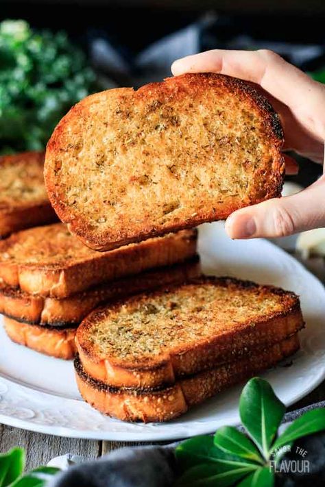 Easy Garlic Toast, Hedgehog Cheese Ball, Garlic Toast Recipe, Garlic Toast, Crostini Recipes, Bread Cheese, Cheese Butter, Cheesy Bread, Savory Appetizer