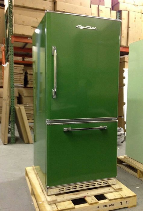 Green Refrigerator, Big Chill Appliances, Green Appliances, Color Refrigerator, Pink Palace, Big Chill, Top Freezer Refrigerator, Retro Kitchen, Favorite Color