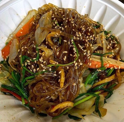 Japchae Aesthetic, Korean Japchae, Healthy Food Dishes, Food Babe, Healthy Lifestyle Food, Healthy Food Motivation, Yummy Comfort Food, Food Obsession, Cafe Food