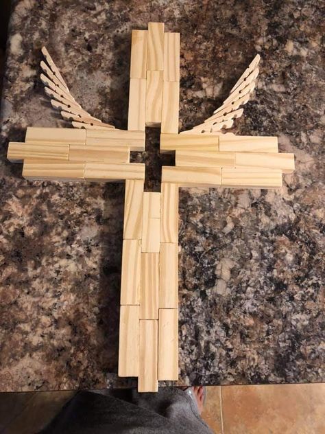 Painted Wooden Crosses Ideas, Kenya Block Crafts, Jenga Cross, Jenga Block Cross, Diy Jenga Blocks Ideas, Jenga Diy, Wood Blocks Diy, Wooden Crosses Diy, Cross Wreath Diy