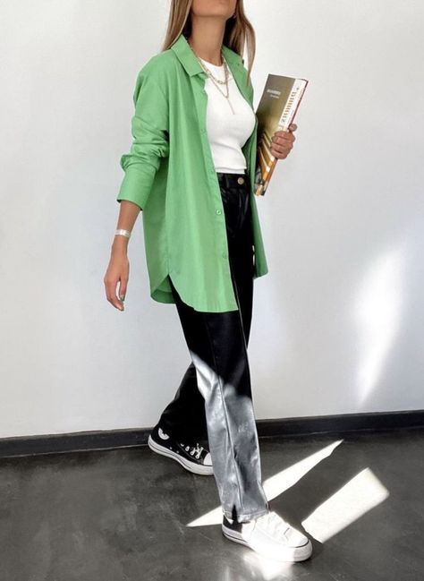 Outfit Camisa Verde, Outfit Sobrecamisa, Green Shirt Outfits, Argentina Fashion, Linen Shirt Outfit, Oversized Shirt Outfit, Normcore Fashion, Capsule Wardrobe Casual, Zara Looks