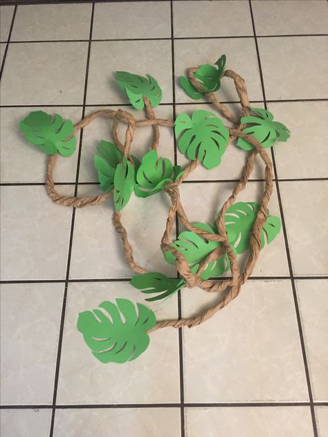 Easy Diy Jungle Decorations, Jungle Graduation Theme, Diy Jungle Animals Decorations, Jungle Theme Decoration Ideas For School, Diy Jungle Leaves, Diy Jungle Decorations, Diy Jungle Theme Decorations, Cricut Leaves, Paper Jungle Leaves