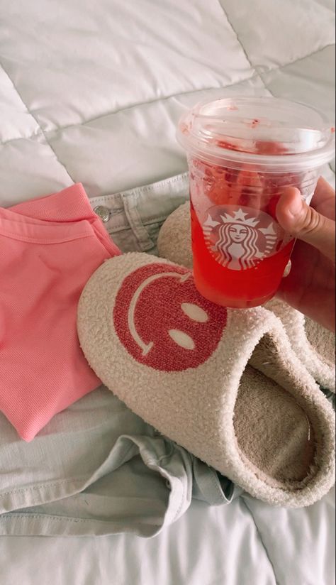 Preppy Pfp, Preppy Blogs, Aesthetic Types, Preppy Accessories, Beach Wall Collage, Preppy Inspiration, Starbucks Lovers, Preppy Girls, Lululemon Outfits