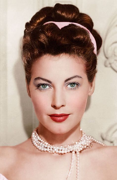 Las 25 miradas más espectaculares de la historia del cine | S Moda EL PAÍS Klasik Hollywood, Carmen Dell'orefice, Wearing Pearls, 1940s Hairstyles, Skirt Diy, Ava Gardner, Look Retro, Hollywood Icons, Actrices Hollywood