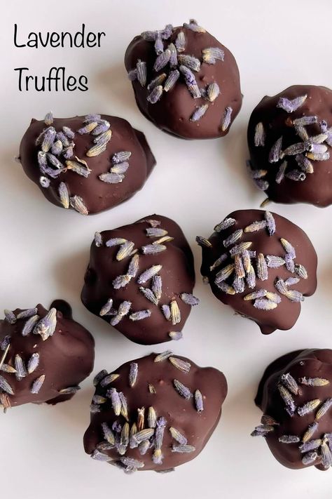 These lavender truffles are perfect for tea parties, bridal showers, baby showers, or any other occasion that calls for a pretty treat. They also make lovely homemade gifts or wedding favors. Lavender Truffles, Lavender Gin, Rose Truffles, Cake Dark Chocolate, Homemade Chocolate Truffles, Edible Flowers Recipes, Lavender Recipes, Truffles Recipe, Vegan Dark Chocolate