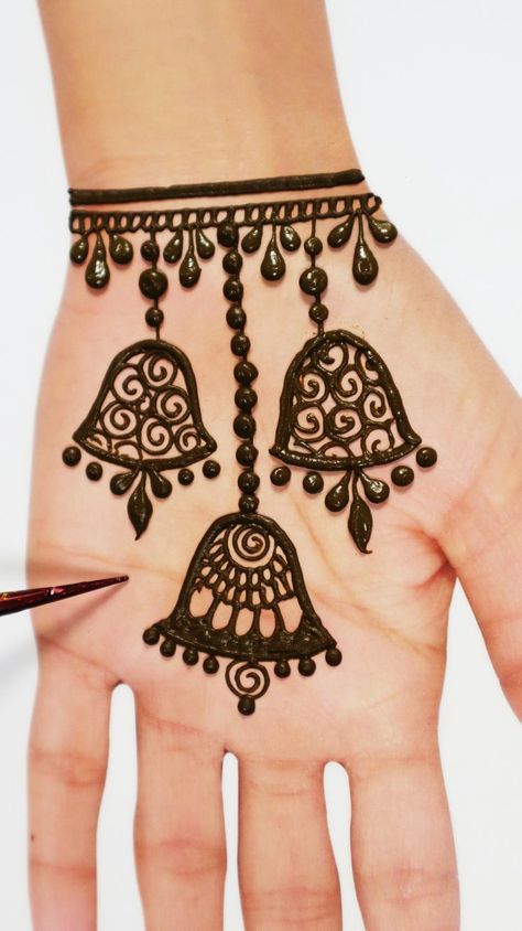 Very stylish and beautiful bell type jewellery mehndi design for front hands. #mehndi #mehndidesign #fronthandmehndi #jewellerymehndi Bell Mehndi Design, Jewellery Mehndi Design, Hena Designs, Front Hand Mehndi Design, Front Hand Mehndi, Henna Drawings, Heena Design, Hand Mehndi Design, Picture Drawing