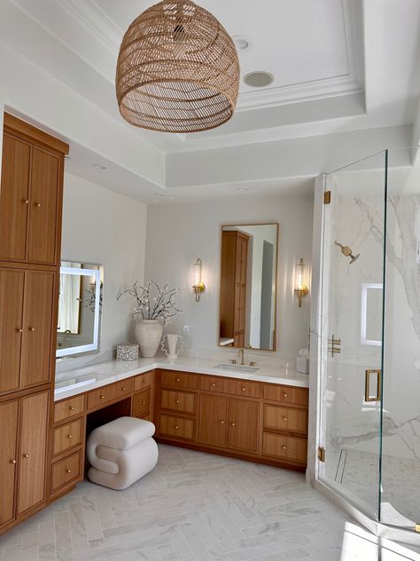 Bathroom Oak Cabinets, Honey Oak Bathroom, White Oak Bathroom, Oak Bathroom Cabinets, Coral Bathroom, Bathroom Accessories Decor, Rental Friendly, Master Bath Design, Honey Oak Cabinets