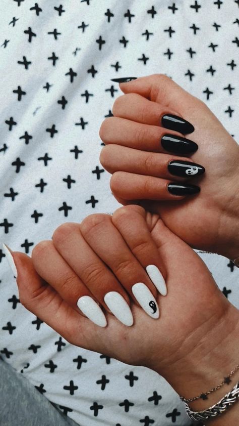 Spooky season Gelpolish Naturalnails Black and white Natural Spooky Nails, Nail Designs For October, Nails Design Disney, Halloween Nails Cute, Spooky Season Nails, Nails Art Tutorial, Disney Halloween Nails, Spooky Halloween Nails, Halloween Nails Design