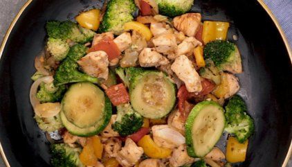 Quick Chicken And Veggies Stir-Fry Shred Recipes, Easy Healthy Dinner Ideas, Easy Chicken Stir Fry, V Shred, Clean Lunches, Easy Stir Fry Recipes, Healthy Dinner Ideas, Chicken And Veggies, Clean Eating Lunch