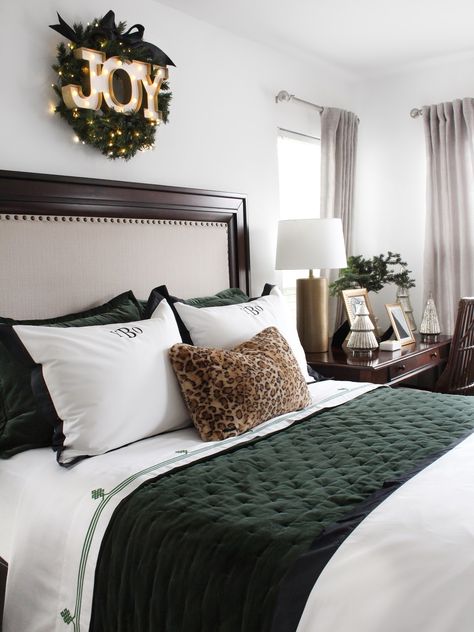 Emerald Green Christmas Decor Bedroom, Christmas Bedroom Decor Green, Modern Christmas Bedroom Decor, Green And White Christmas Bedroom, Blue Christmas Bedroom Decor, Green Christmas Bedroom Decor, Christmas Bedroom Green, Green Christmas Decor Bedroom, Green Christmas Bedding