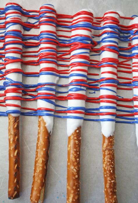 4th Of July Baking Recipes, Blue Pretzel Rods, Blue Pretzels, Red Party Themes, Usa Crafts, Food Flags, Parties Food, July Desserts, Patriotic Food