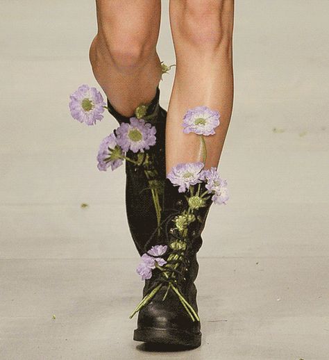 asaasch: Ashish on show at London Fashion Week, september... Flower Inspired Fashion, Flower Runway, Combat Boots Aesthetic, Chanel Champagne, Boots Flowers, Timothy Green, Hippie Grunge, Flower Boots, Flower Shoes