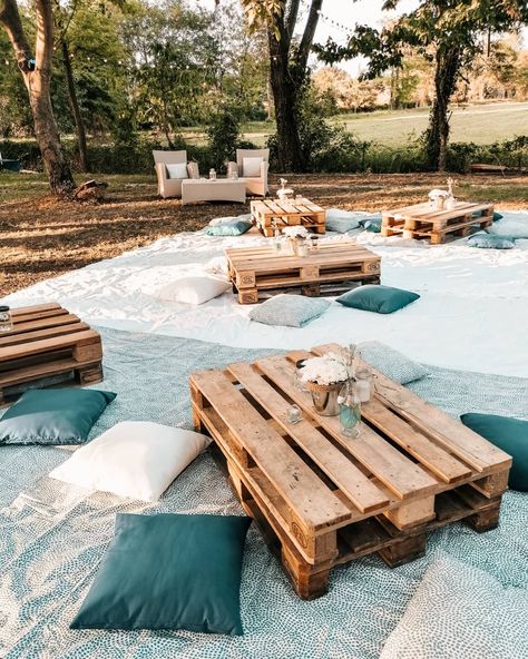 Pallet Garden Party, Pallet Table Picnic, Pallet Dinner Table, Pallet Picnic Setup Ideas, Wood Pallet Picnic, Picnic Pallet, Western Theme Party Decorating Ideas, Pallet Table Outdoor, Picnic Wedding Reception