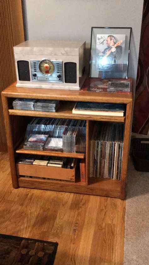 Old desk turned storage for vinyl, cd's, cassette's, the pull out drawers are perfect! Diy Cd Storage, Cd Storage Ideas, Diy Vinyl Storage, Vinyl Record Room, Cassette Storage, Cd Diy, Record Room, Physical Media, Dragon Family