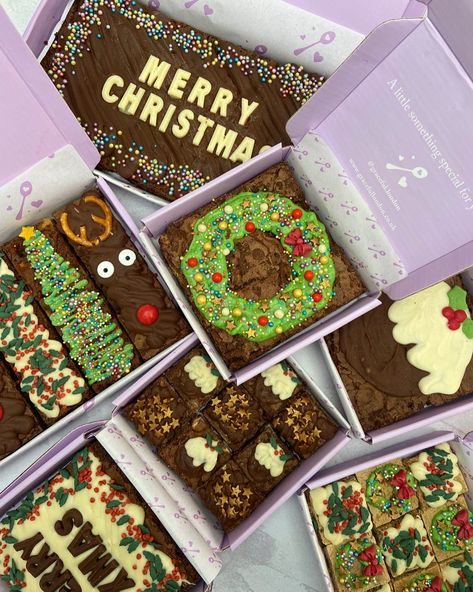 Delicious letterbox brownies in beautiful boxes posted nationwide – Graceful London Christmas Sweets Box Gift Ideas, Christmas Brownies Packaging, Baked Gifts Ideas Christmas, Brownie Decorations, Brownie Christmas Gift, Cop Cake, Decorated Brownies, Brownie Packaging, Brownie Treats