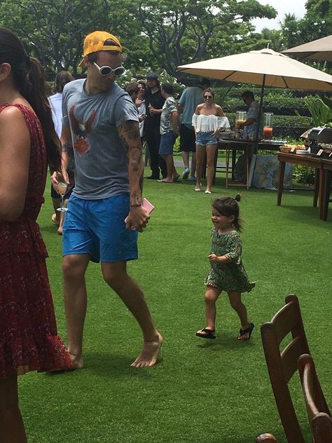 Harry playing with a little girl at a wedding in Hawaii this weekend. 2017. One Direction Fotos, Gambar One Direction, Harry 1d, Harry Styles Cute, Haikou, Harry Styles Wallpaper, Harry Styles Pictures, Harry Styles Photos, Don Juan