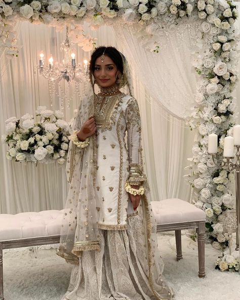 Gold Nikkah Dress, Nikah Dress Pakistani, White Nikkah Dress, Nikkah Look, Hair Bun Design, Nikkah Outfit, Nikah Outfit, Desi Fits, Nikah Dress