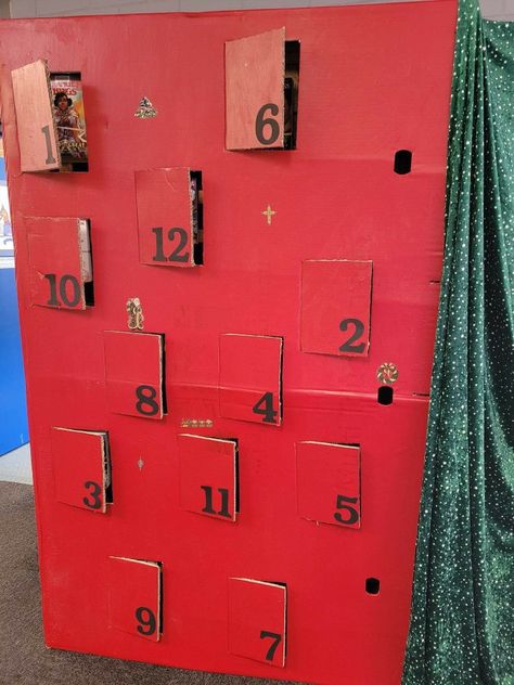 Place books behind each door. Giant Book Display, Library Advent Calendar, Library Christmas, School Library Displays, Library Displays, Christmas Display, School Library, Christmas Ideas, Advent Calendar