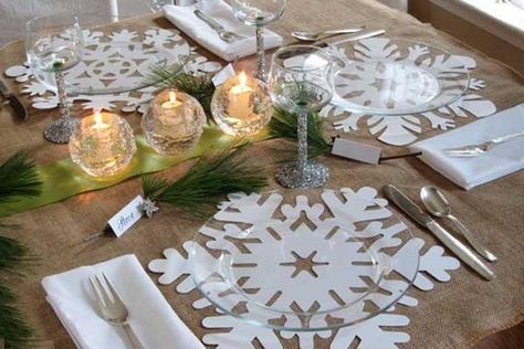 big paper snowflakes used as placemats under glass plates Christmas Dinner Table Settings, Snowflake Table, Diy Christmas Table, Christmas Dinner Table, Holiday Table Settings, Dinner Table Setting, Christmas Tablescape, 25 Days Of Christmas, Dinner Table Decor