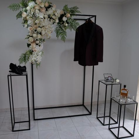 Metal plinth set with 3D wall backdrop. Can be used for floral displays, balloon garlands, shop fronts and more! You xan find us on instagram @simplyeleganteventsaus Groom Decorations Wedding Home Decor, Groom House Decoration Wedding, Groom Room Decoration Ideas, Groom Room Decoration, Grooms Room Decor Wedding Ideas, Grooms Room, Wedding Setup, Brides Room, Bridal Room