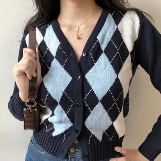 Sinora - Cárdigan corto de rombos con cuello en V Ärmelloser Pullover, Brandy Melville Outfits, Style Anglais, Argyle Cardigan, Fe Clothing, Pullover Mode, Plaid Cardigan, Women Sweaters Winter, Long Sleeve Outerwear