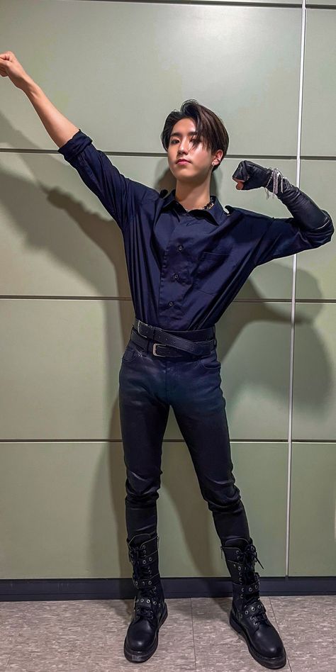 Han Skz, Mens Leather Pants, Seventeen Going Seventeen, Going Seventeen, Body Proportions, Dynamic Poses, Han Jisung, Kpop Guys, Favorite Person