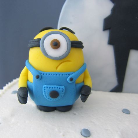 Despicable Me - Fondant Minions: 4 Steps (with Pictures) Fondant Minions, Polymer Clay Kunst, Minion Cake, Diy Air Dry Clay, Air Dry Clay Projects, Minion Party, Fondant Tutorial, Tanah Liat, Fondant Decorations