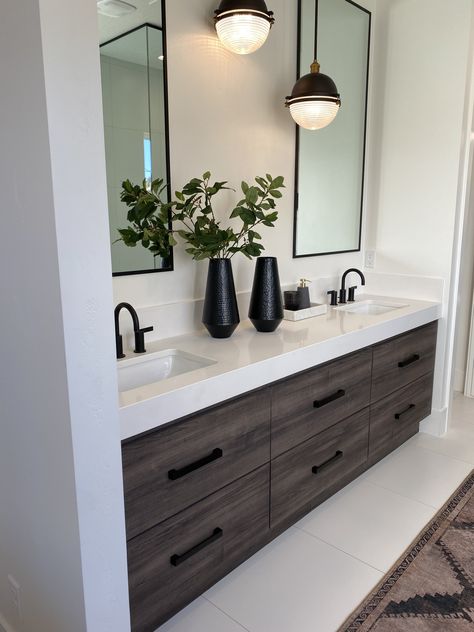 Modern Bathroom Two Sinks, Bathroom Remodel One Sink, Black White Bathrooms Modern, Bathroom Black Tile Floor, Double Vanity Bathroom Ideas Modern, Double Sink Bathroom Ideas Decor, Master Bath On A Budget, 2 Sink Bathroom Ideas, Bathroom Ideas Double Sink