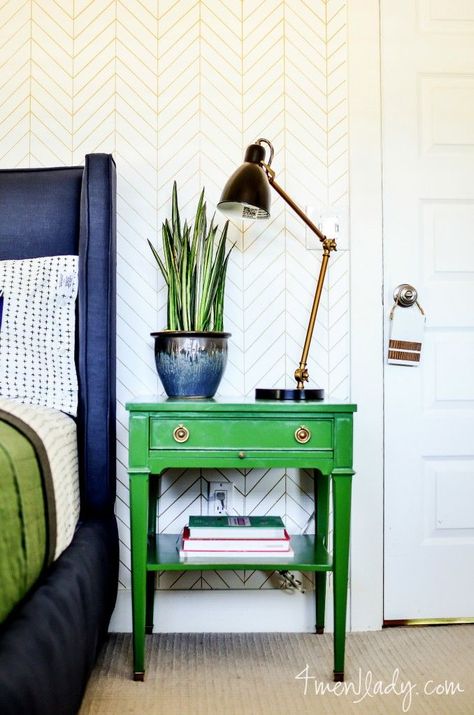 Green Bedroom Paint, Green Painted Furniture, Painted Night Stands, Painted Furniture Colors, Boy Bedroom Design, Прикроватные Тумбочки, Green Furniture, Ideas Hogar, Night Stands