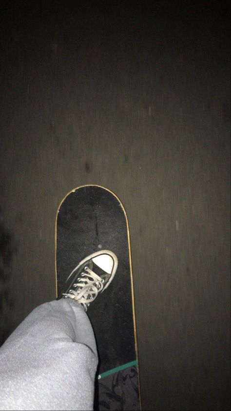 Night Skateboarding Aesthetic, Skater Aesthetic Pictures, Grunge Skater, Skateboarding Aesthetic, Skater Vibes, Fake Life, Skateboard Photography, Skater Aesthetic, Night Aesthetic