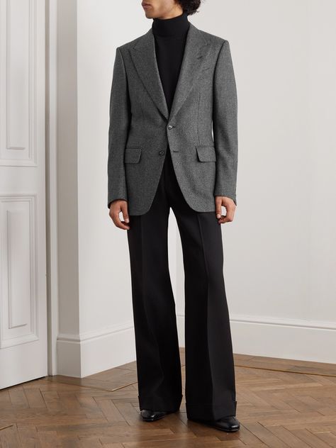 The subtle art of reviving classic and traditional suiting comes naturally to Tom Ford, who worked in bespoke tailoring at the start of his career. This blazer is made from a soft wool, mohair and cashmere-blend in a birdseye stitch and has slightly padded shoulders for structure. Wear it with a pin at the lapel. Edward Sexton Suits, Mens Classic Suits, Best Blazer For Men, Men’s Tailored Suit, Suits Inspired Outfits, 80s Mens Suit, Men Formal Wear Classy, Suit Man Aesthetic, Men Suits Aesthetic