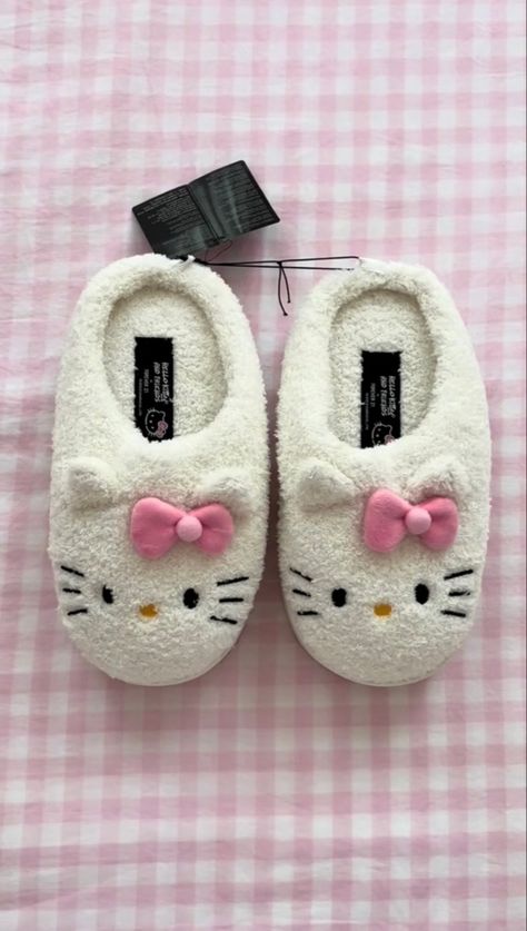 Sanrio Slippers, Slippers Aesthetic, Hello Kitty Slippers, Kitty House, Hello Kitty Gifts, Hello Kitty House, Hello Kitty Shoes, Hello Kitty Rooms, Kitty Clothes