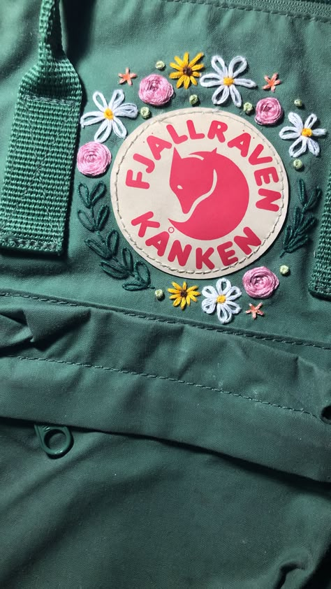 Backpack Embroidery Ideas, Kanken Embroidery, Mochila Fjallraven Kanken, Embroidered Backpack, Embroidery Bags, What In My Bag, Embroidery On Clothes, Embroidery Hoop Art, Embroidery Craft