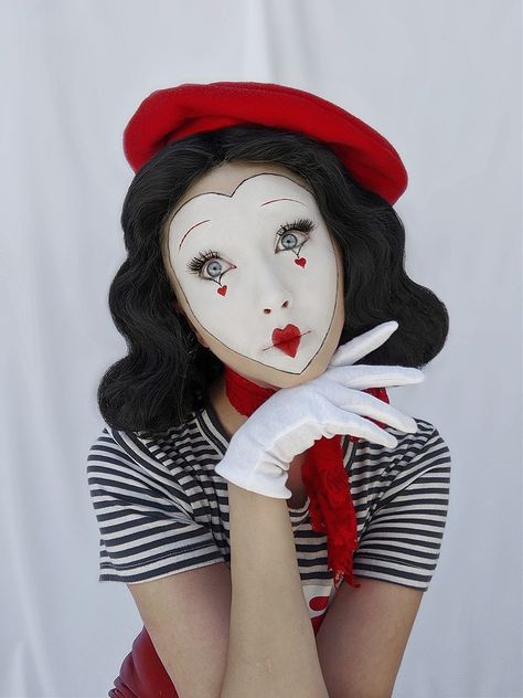 Mime Costume Halloween, Halloween Mime Costume, Female Mime Makeup, Easy Mime Makeup, Mime Halloween Makeup, French Mime Costume, French Mime Makeup, Mime Makeup Ideas, Vintage Mime Costume