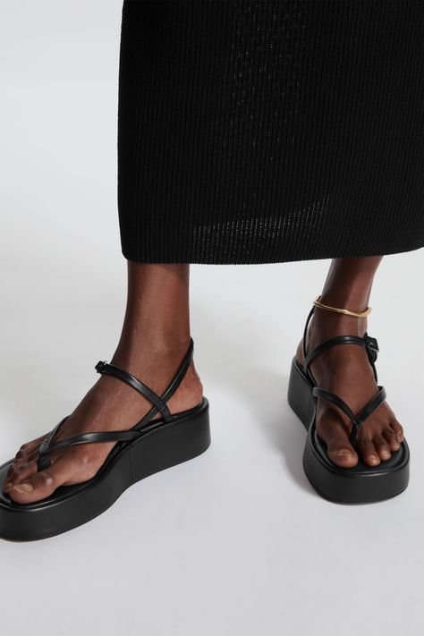 Black Platform Sandals Outfit, Footwear Shoot, Platform Sandals Outfit, Shoe List, Cos Shoes, Strappy Platform Sandals, Black Platform Sandals, Girls Heels, Sandals Outfit