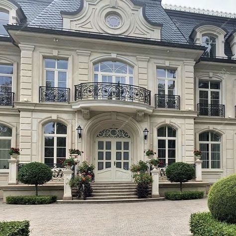 House Makeover On A Budget, Exterior Mansion, French Mansion, Mansion Aesthetic, French Chateau Style, Old Money House, Trending Home Decor, Mansion Exterior, Dream Mansion