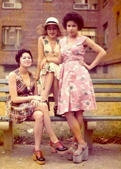 Puerto Rican women hangin’ the projects in the Bronx (1970s). - 9GAG Latina 70s Fashion, Bronx 1970s, Jacob Riis, Latina Aesthetic, Colombian Fashion, Fashion Decades, Brown Pride, Puerto Rican Culture, Fashion 1970s