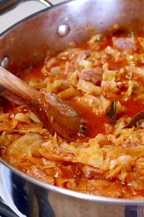 Sweet cabbage with pork- Romanian Recipe is a delicious dish you can make all year around. Easy to make, the combination of cabbage and pork, cooked initially on the stove and finished in the oven is definitely a winner. Also, it is quite economical. #cabbage #easydinner #easyrecipes Greek Cabbage Recipes, Pork And Cabbage Stew, Cabbage And Pork Recipes, Romanian Dishes, Sweet Cabbage, Balkan Style, Romanian Recipes, Cabbage Stew, Macedonian Food