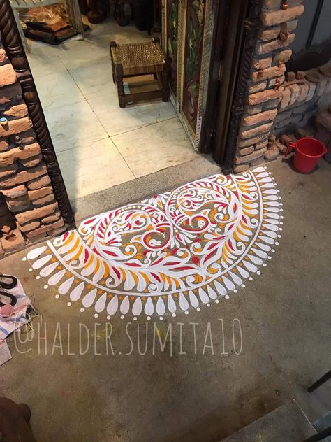 Muggu Painting On Floor, Painted Rangoli On Floor, Oil Paint Rangoli Designs On Floor, Totto Decoration Ideas Bengali, Alpona Art, Girls Room Diy, Home Flower Decor, Alpona Design, Rangoli Designs Simple Diwali