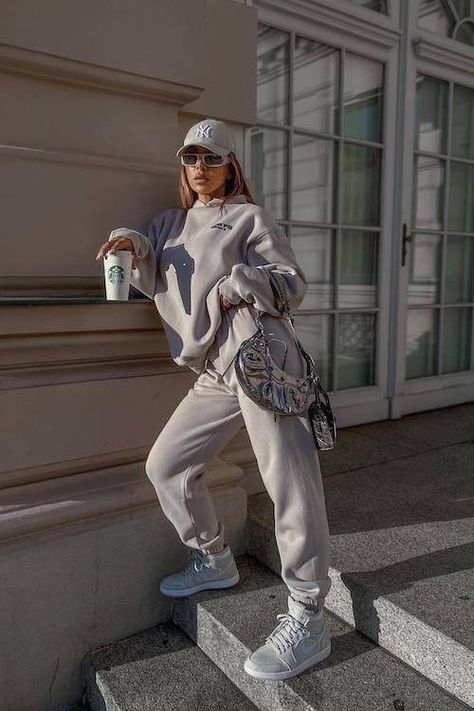 50+ Trendy Grey Sweatpants Outfit Ideas for a Perfect Athleisure Look What To Wear With Grey Sweatpants, Grey Sweatpants Outfit, Sweatpants And Sweatshirt, Gray Sweatpants Outfit, White Fox Hoodie, Sweatpants Outfit Ideas, Hoodie Mask, Teenage Clothing, Sweatpants Outfits