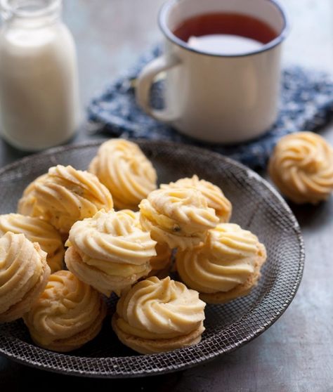 Melting Moments Biscuits, Melting Moments Cookies, Tomatoes On Toast, Afternoon Tea Recipes, Melting Moments, Summer Baking, Biscotti Recipe, Butter Cookies Recipe, Sweet Cookies